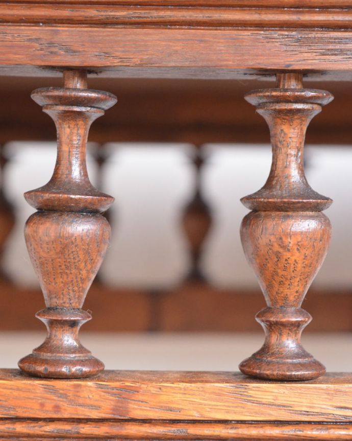 アンティークのテーブル　アンティーク家具　フランスのアンティーク家具、装飾が美しいオケージョナルテーブル。うっとりする美しさアンティークだから手に入る美しい彫。(j-2645-f)