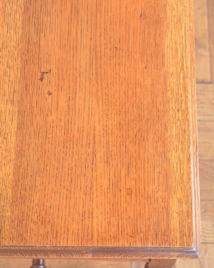 アンティークのテーブル　アンティーク家具　フランスのアンティーク家具、装飾が美しいオケージョナルテーブル。天板を近づいてみると…アンティークだから手に入れることが出来る天板に使われている銘木の美しさにうっとりです。(j-2645-f)