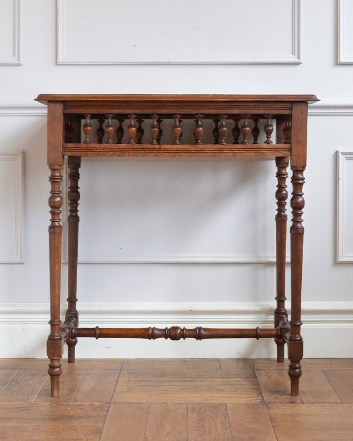 アンティークのテーブル　アンティーク家具　フランスのアンティーク家具、装飾が美しいオケージョナルテーブル。こちら側も、もちろんキレイです！アンティークは新品ではないので、もちろん経年変化によるキズはありますが、専門の職人がキレイにお直しをしているので、どの角度から見てもキレイです。(j-2645-f)