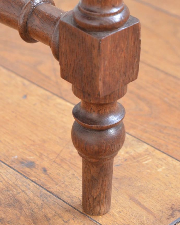 アンティークのテーブル　アンティーク家具　フランスのアンティーク家具、装飾が美しいオケージョナルテーブル。持ち上げなくても移動できます！Handleのアンティークは、脚の裏にフェルトキーパーをお付けしていますので、床を滑らせてれば移動が簡単です。(j-2645-f)