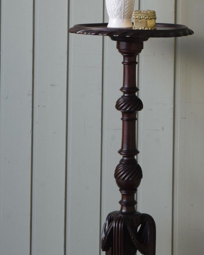 プランツスタンド・ケーキスタンド アンティーク家具 英国から届いた優雅なアンティーク、高級感のあるプランツスタンド。小さくてもアンティークの気品タップリ美しい立ち姿は堂々として品格たっぷり。(j-2646-f)