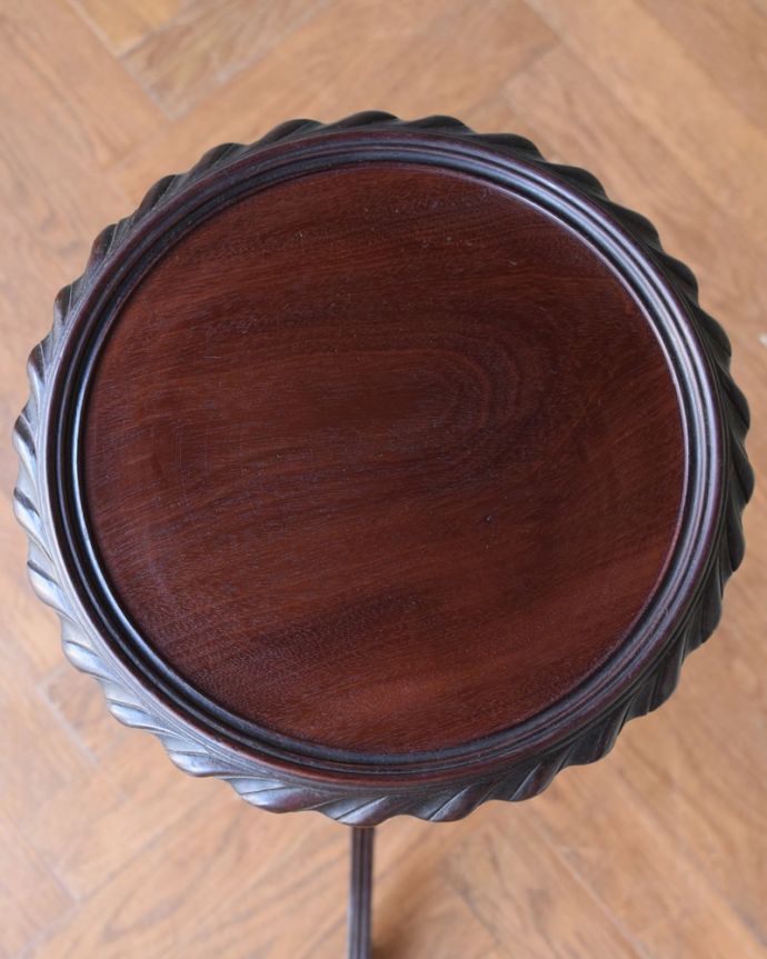 プランツスタンド・ケーキスタンド アンティーク家具 英国から届いた優雅なアンティーク、高級感のあるプランツスタンド。上から見ると・・・天板の形はこんな感じです。(j-2646-f)