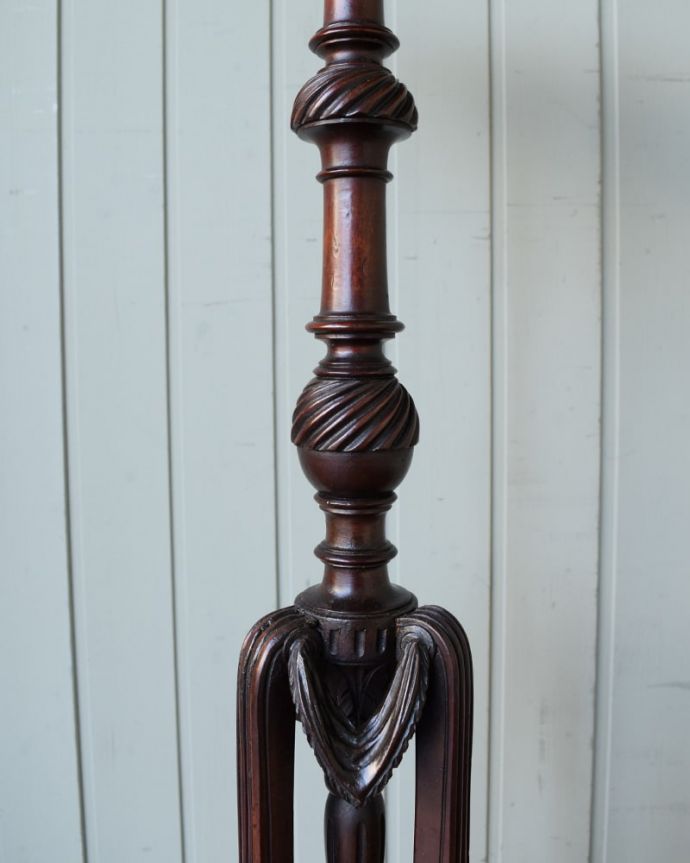 プランツスタンド・ケーキスタンド アンティーク家具 英国から届いた優雅なアンティーク、高級感のあるプランツスタンド。うっとりする美しさアンティークだから手に入る美しい彫。(j-2646-f)