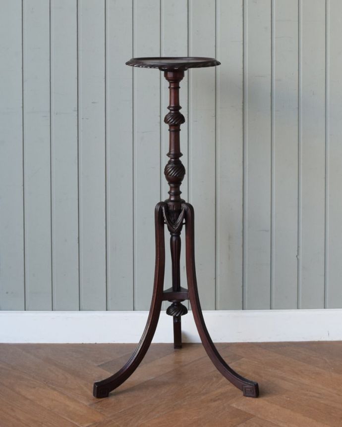 プランツスタンド・ケーキスタンド アンティーク家具 英国から届いた優雅なアンティーク、高級感のあるプランツスタンド。横から見てもステキ角度を変えてみてみると、こんな感じです。(j-2646-f)