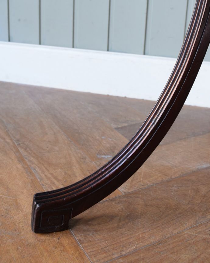 プランツスタンド・ケーキスタンド アンティーク家具 英国から届いた優雅なアンティーク、高級感のあるプランツスタンド。持ち上げなくても移動できますHandleのアンティーク家具の脚の裏にはフェルトキーパーをお付けしているので、床を滑らせてラクに移動できます。(j-2646-f)