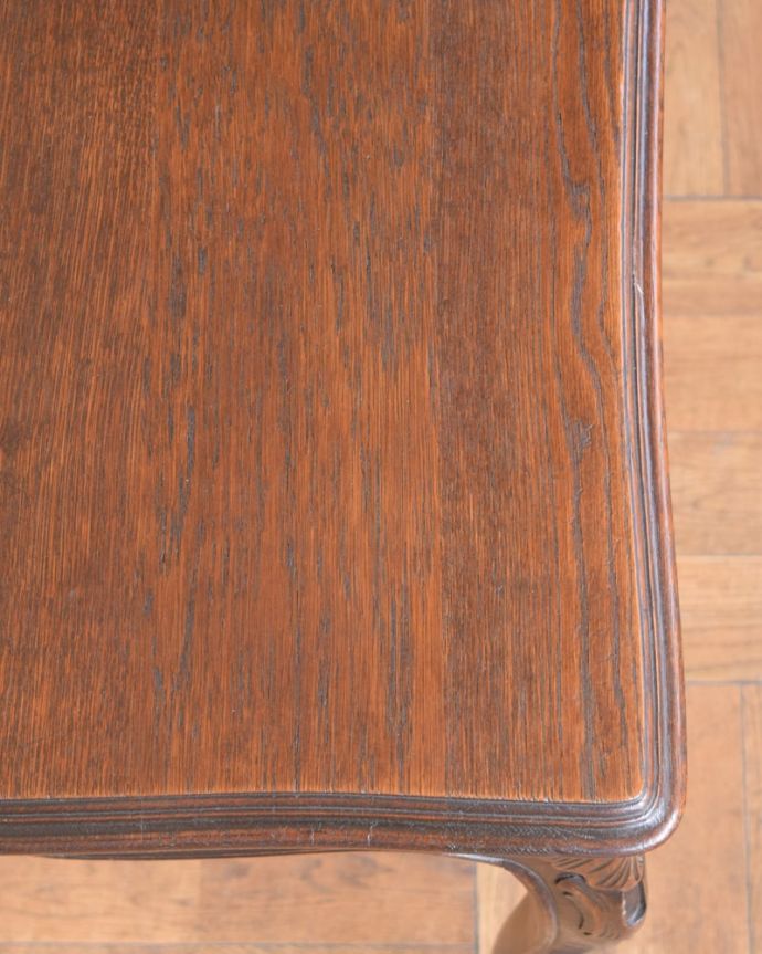 アンティークのテーブル　アンティーク家具　フランスの美しいアンティーク家具、猫脚が優雅なオケージョナルテーブル。天板を近づいてみると…アンティークだから手に入れることが出来る天板に使われている銘木の美しさにうっとりです。(j-2647-f)