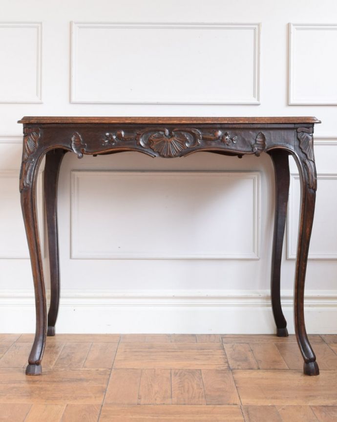 アンティークのテーブル　アンティーク家具　フランスの美しいアンティーク家具、猫脚が優雅なオケージョナルテーブル。こちら側も、もちろんキレイです！アンティークは新品ではないので、もちろん経年変化によるキズはありますが、専門の職人がキレイにお直しをしているので、どの角度から見てもキレイです。(j-2647-f)