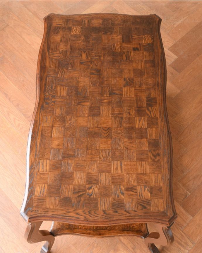 アンティークのテーブル アンティーク家具 オケージョナルテーブル。天板の形を見てみると・・・テーブルの形を上から見ると、こんな感じです。(j-2648-f)