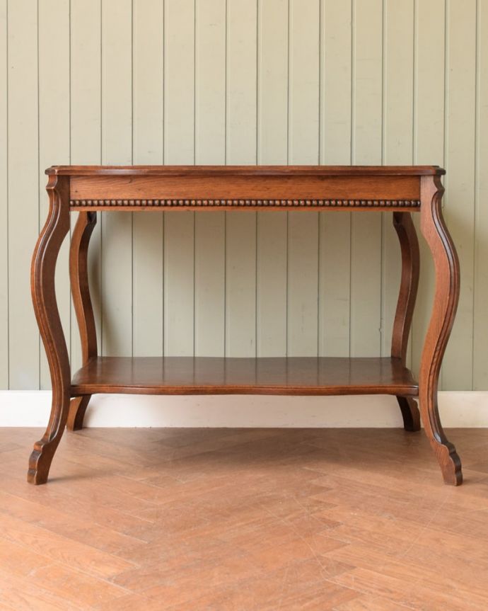 アンティークのテーブル アンティーク家具 オケージョナルテーブル。こちら側も、もちろんキレイです!アンティークは新品ではないので、もちろん経年変化によるキズはありますが、専門の職人がキレイにお直しをしているので、どの角度から見てもキレイです。(j-2648-f)