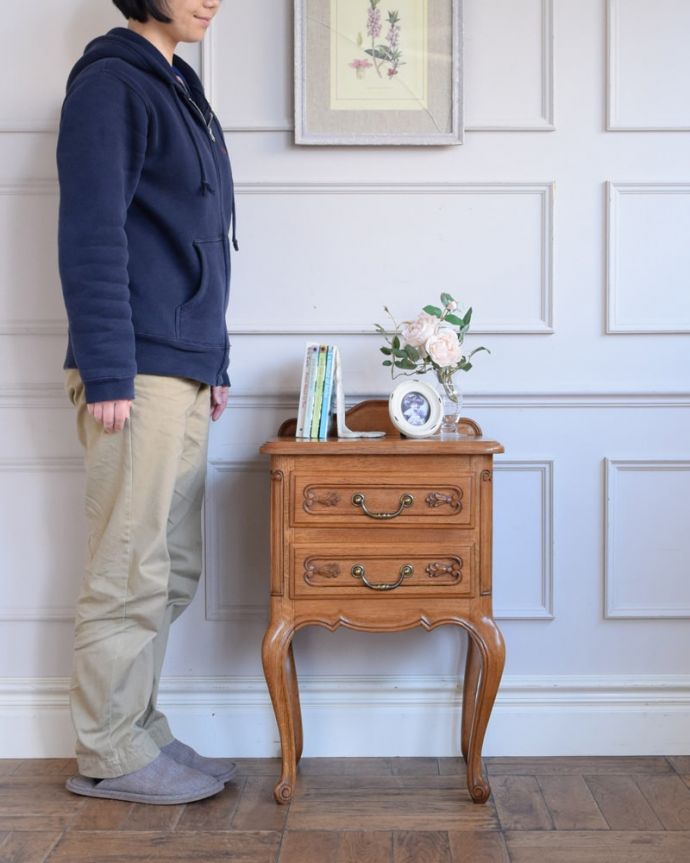 アンティークのチェスト　アンティーク家具　フランスのアンティーク家具、コンパクトなサイズのエレガントなスモールチェスト。フランスらしい優雅なアンティークのチェスト脚の美しい曲線美は、さすがフランスのアンティーク。(j-2649-f)