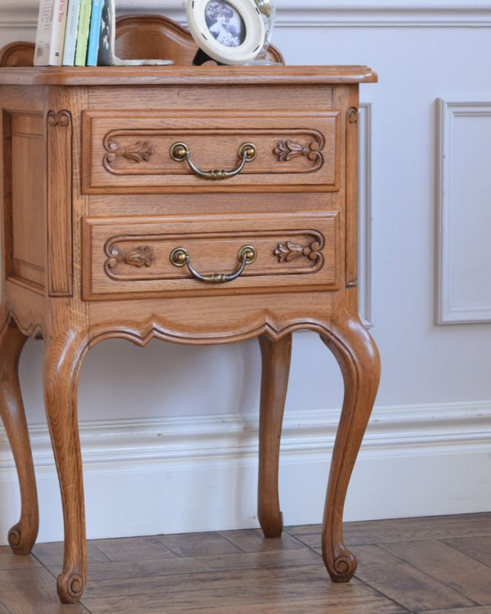 アンティークのチェスト　アンティーク家具　フランスのアンティーク家具、コンパクトなサイズのエレガントなスモールチェスト。自慢したくなる美しさやっぱりフランスのチェストは美しい見た目が魅力。(j-2649-f)