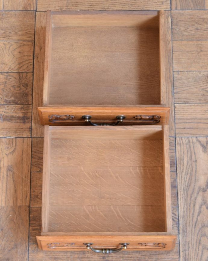 アンティークのチェスト　アンティーク家具　フランスのアンティーク家具、コンパクトなサイズのエレガントなスモールチェスト。引き出しの中もキレイですもちろん引き出しの中も職人がキレイ仕上げました。(j-2649-f)