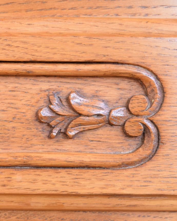 アンティークのチェスト　アンティーク家具　フランスのアンティーク家具、コンパクトなサイズのエレガントなスモールチェスト。フランスらしい彫りフランスらしさの象徴とも言える、優雅な彫りの装飾。(j-2649-f)