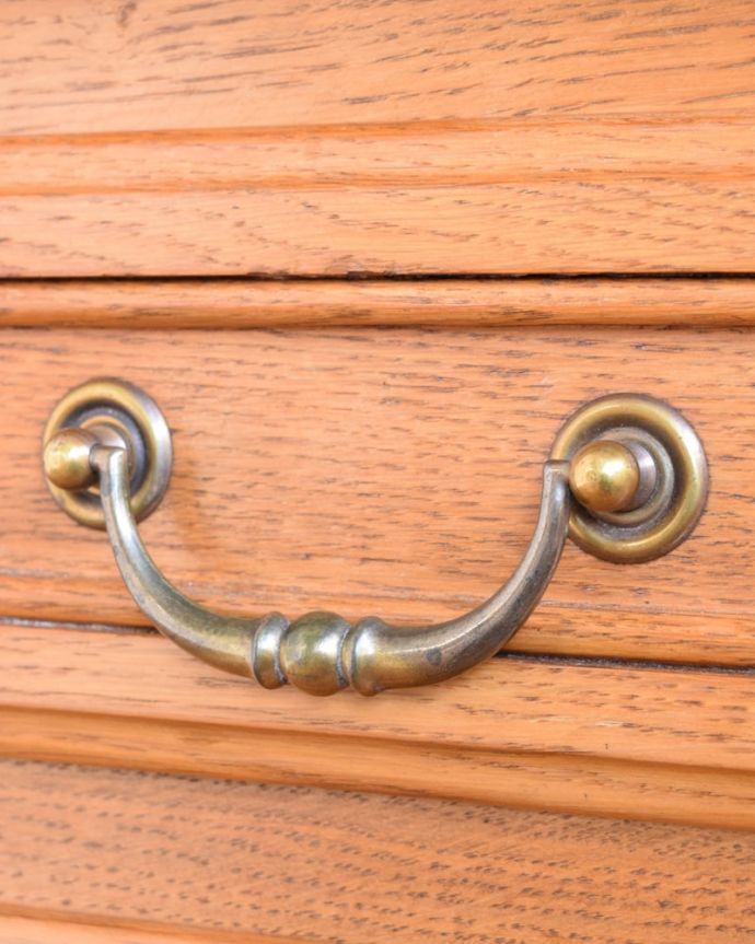 アンティークのチェスト　アンティーク家具　フランスのアンティーク家具、コンパクトなサイズのエレガントなスモールチェスト。開ける度にワクワクする取っ手優雅なデザインの取っ手。(j-2649-f)