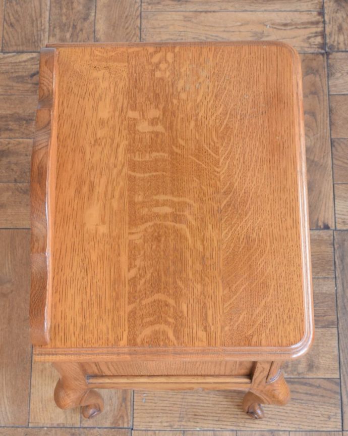 アンティークのチェスト　アンティーク家具　フランスのアンティーク家具、コンパクトなサイズのエレガントなスモールチェスト。何を置いて楽しもうかな・・・天板も修復する際、塗装もキレイに仕上げたので、いろんなものを乗せて楽しんで下さい。(j-2649-f)