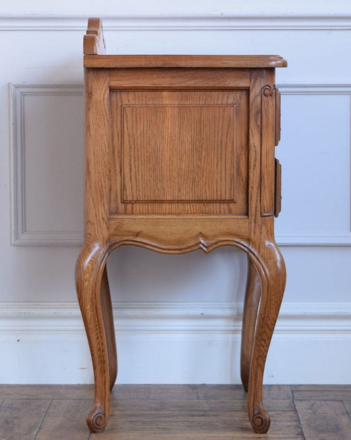 アンティークのチェスト　アンティーク家具　フランスのアンティーク家具、コンパクトなサイズのエレガントなスモールチェスト。横から見てもステキもちろん、横顔からもフランスらしい美しさが漂っています。(j-2649-f)