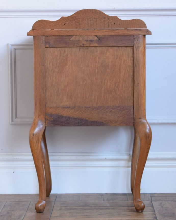 アンティークのチェスト　アンティーク家具　フランスのアンティーク家具、コンパクトなサイズのエレガントなスモールチェスト。後ろ姿にも気を使ってますアンティークは新品ではないので、経年変化によるキズはありますが、専門の職人がお直しをしたので、後ろ姿もキレイです。(j-2649-f)