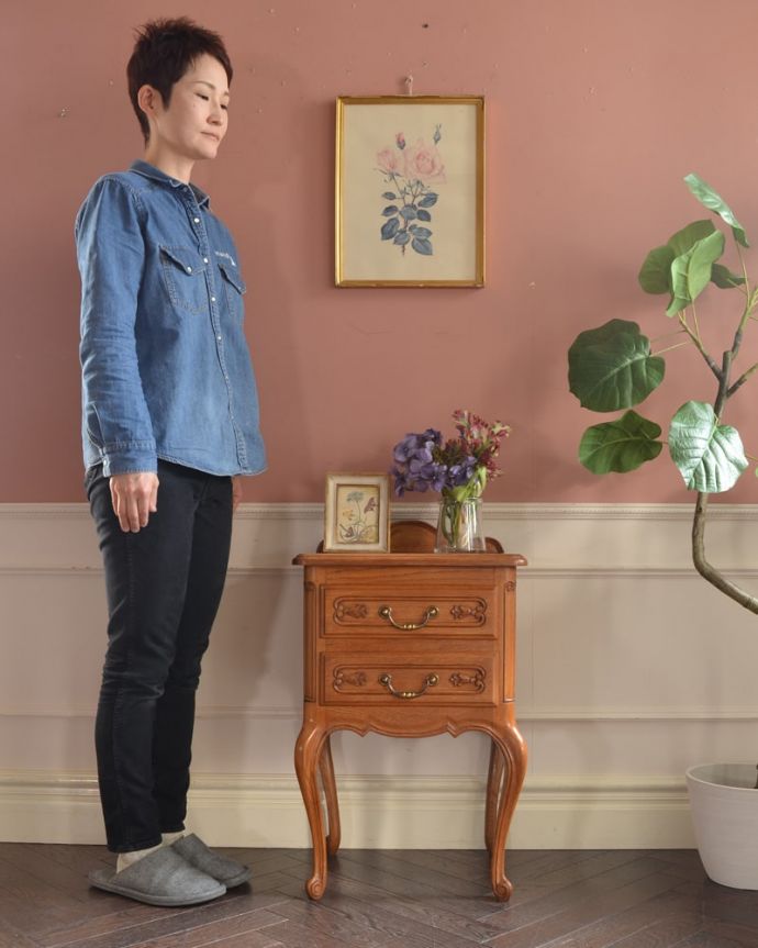 アンティークのチェスト　アンティーク家具　ナイトテーブル。フランスらしい優雅なアンティークのチェスト脚の美しい曲線美は、さすがフランスのアンティーク。(j-2650-f)