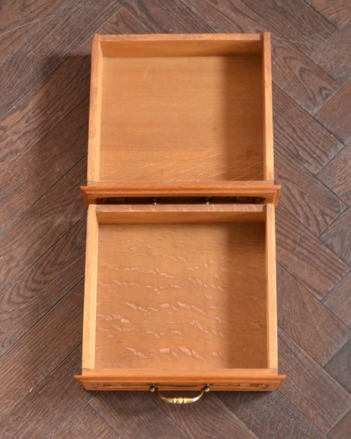 アンティークのチェスト　アンティーク家具　ナイトテーブル。引き出しの中もキレイですもちろん引き出しの中も職人がキレイ仕上げました。(j-2650-f)