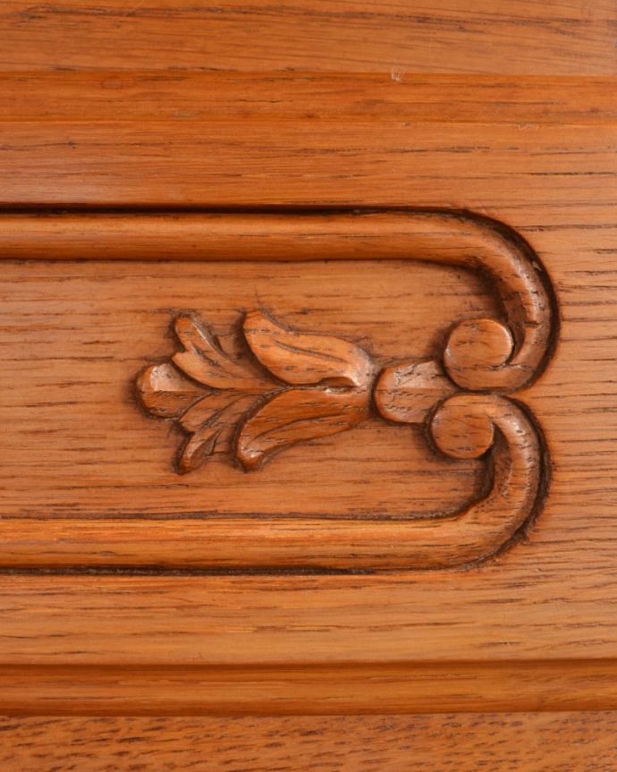 アンティークのチェスト　アンティーク家具　ナイトテーブル。フランスらしい彫りフランスらしさの象徴とも言える、優雅な彫りの装飾。(j-2650-f)