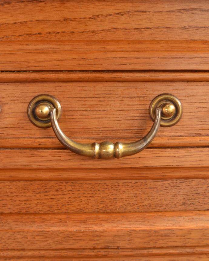 アンティークのチェスト　アンティーク家具　ナイトテーブル。開ける度にワクワクする取っ手優雅なデザインの取っ手。(j-2650-f)