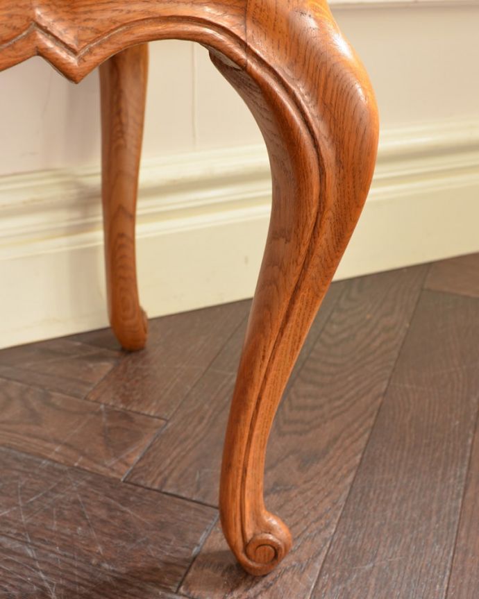 アンティークのチェスト　アンティーク家具　ナイトテーブル。女性1人でもラクラク運べますHandleのアンティークは、脚の裏にフェルトキーパーをお付けしています。(j-2650-f)