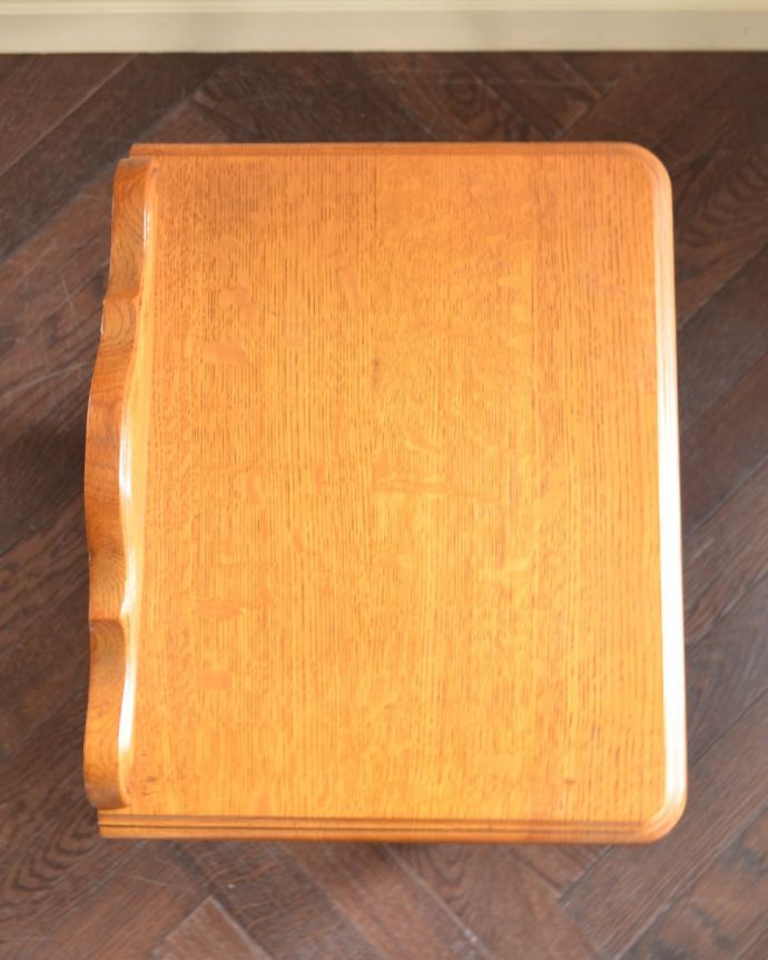 アンティークのチェスト　アンティーク家具　ナイトテーブル。何を置いて楽しもうかな・・・天板も修復する際、塗装もキレイに仕上げたので、いろんなものを乗せて楽しんで下さい。(j-2650-f)