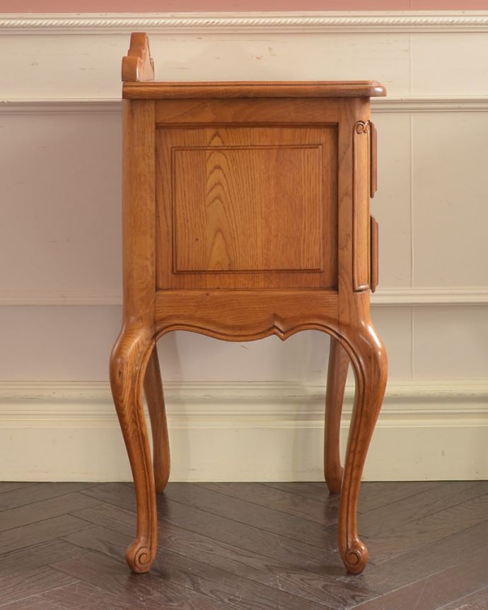 アンティークのチェスト　アンティーク家具　ナイトテーブル。横から見てもステキもちろん、横顔からもフランスらしい美しさが漂っています。(j-2650-f)