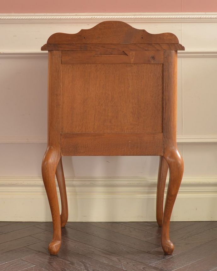 アンティークのチェスト　アンティーク家具　ナイトテーブル。後ろ姿にも気を使ってますアンティークは新品ではないので、経年変化によるキズはありますが、専門の職人がお直しをしたので、後ろ姿もキレイです。(j-2650-f)