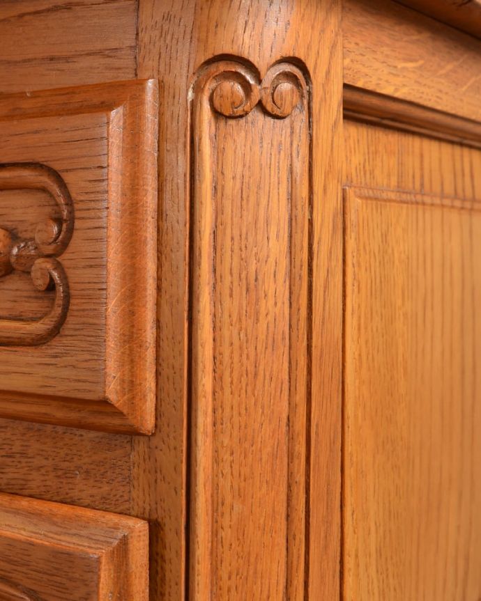 アンティークのチェスト　アンティーク家具　ナイトテーブル。やっぱりココがフランスらしい美しい彫にうっとり･･･ポイントポイントの装飾がキレイです。(j-2650-f)