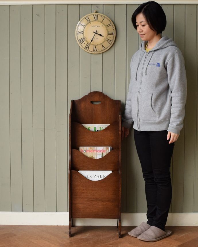 アンティークのキャビネット　アンティーク家具　英国らしいアンティークの家具、オーク材のカッコいいマガジンラック。実用的に使える英国のアンティーク家具雑誌や新聞をポイポイ入れるだけでカッコよくお部屋が片付くアンティークの家具です。(j-2651-f)