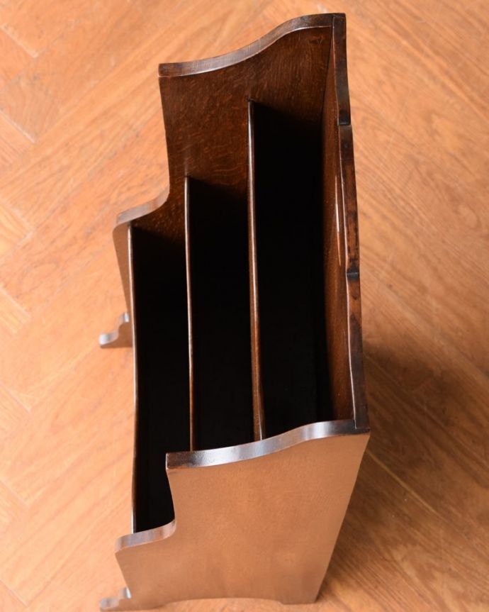 アンティークのキャビネット　アンティーク家具　英国らしいアンティークの家具、オーク材のカッコいいマガジンラック。上から見るとこんな感じです。(j-2651-f)