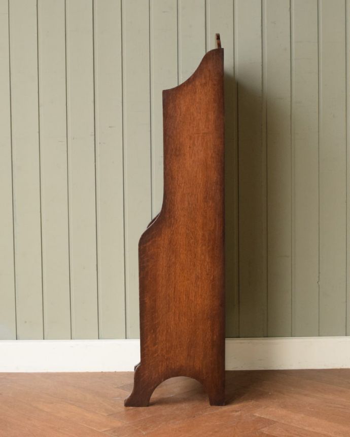 アンティークのキャビネット　アンティーク家具　英国らしいアンティークの家具、オーク材のカッコいいマガジンラック。横から見ても素敵なんですしっかり修復してあるのでどんな場所に置いて見てもらってもカッコいいです。(j-2651-f)