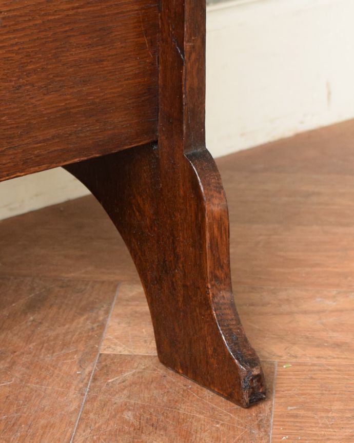 アンティークのキャビネット　アンティーク家具　英国らしいアンティークの家具、オーク材のカッコいいマガジンラック。女性1人でラクラク運べちゃう仕掛けHandleのアンティークは、脚の裏にフェルトキーパーをお付けしています。(j-2651-f)