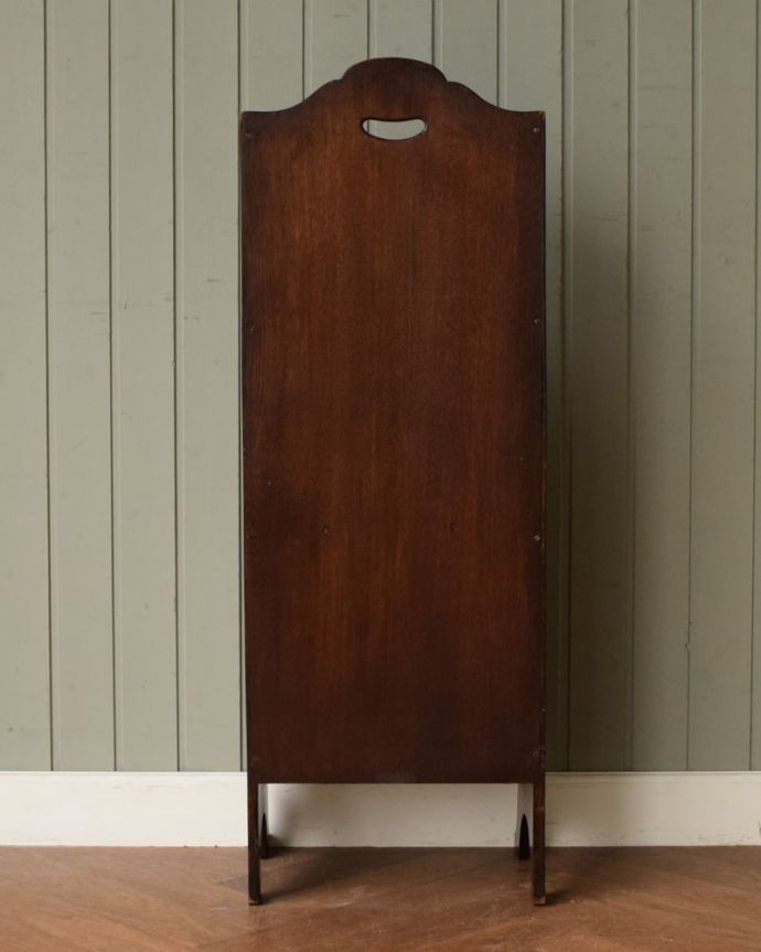 アンティークのキャビネット　アンティーク家具　英国らしいアンティークの家具、オーク材のカッコいいマガジンラック。後ろ姿も見てください。(j-2651-f)