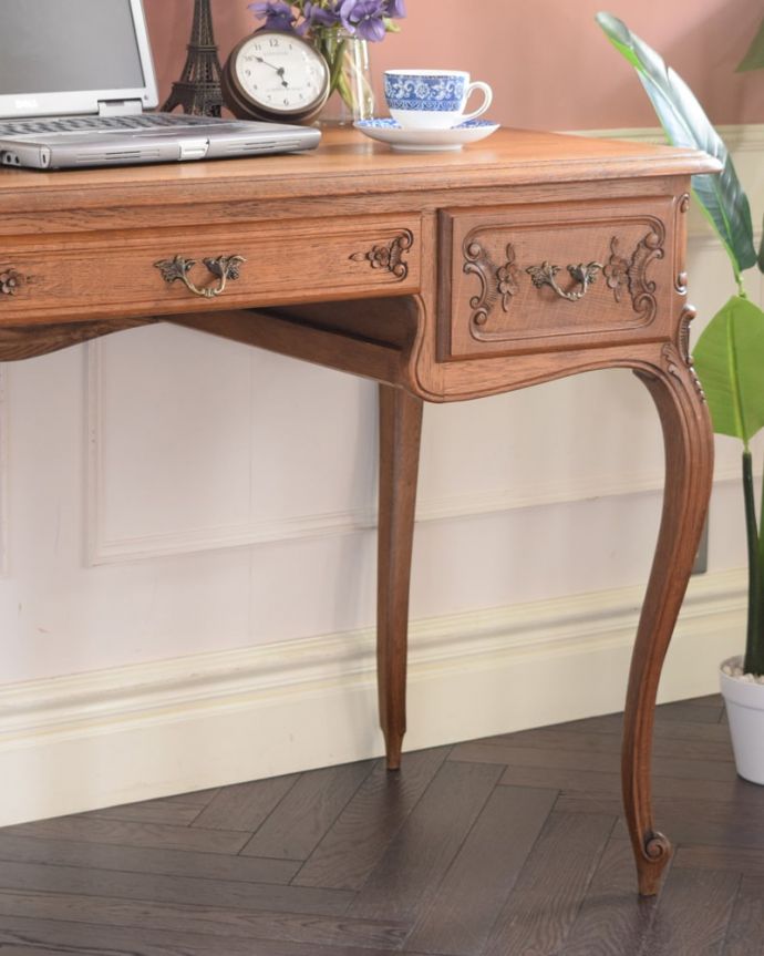 フランスのアンティーク家具、フレンチカブリオルレッグの猫脚が美しい