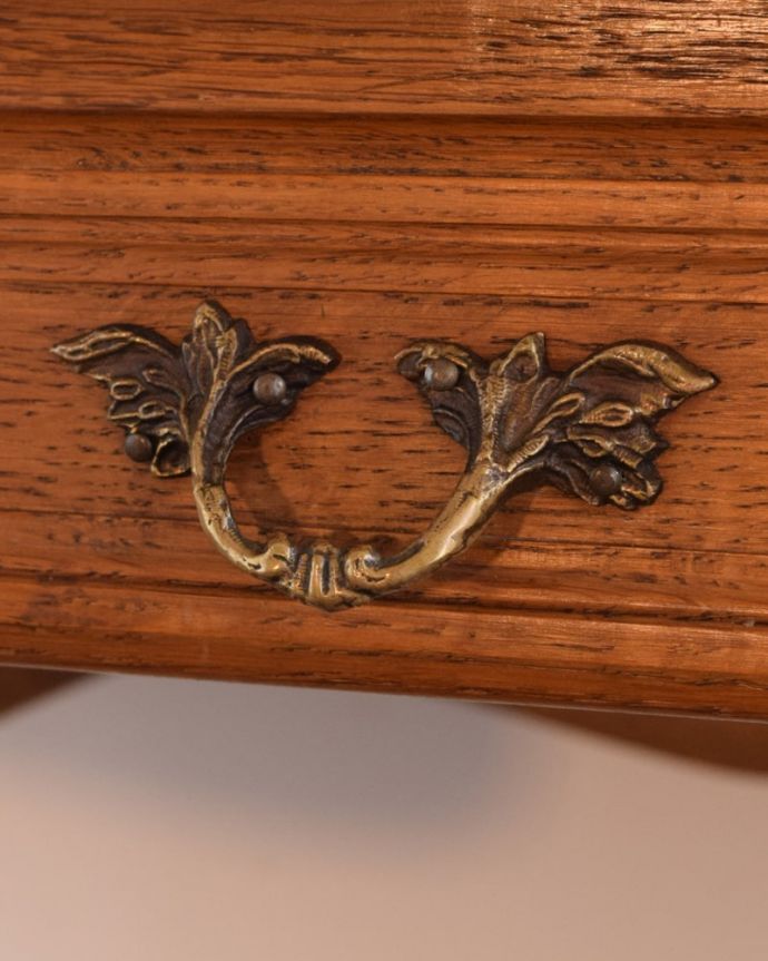 アンティークのデスク・書斎机　アンティーク家具　フランスのアンティーク家具、フレンチカブリオルレッグの猫脚が美しいデスク。アンティークらしい取っ手取っ手のデザインもフランスらしく優雅。(j-2652-f)