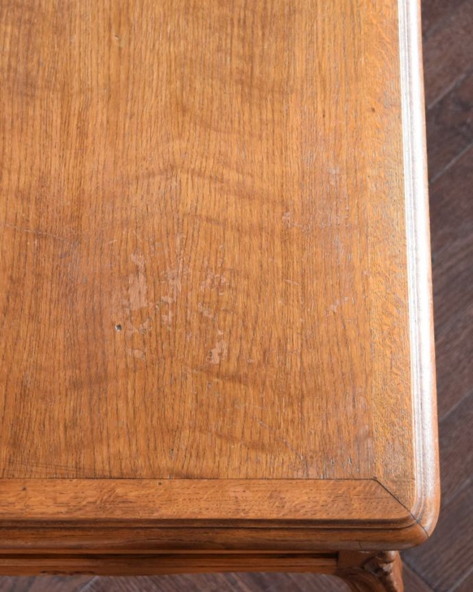 アンティークのデスク・書斎机　アンティーク家具　フランスのアンティーク家具、フレンチカブリオルレッグの猫脚が美しいデスク。デスク部分を近くで見てみるとこんな感じでキレイにお直ししてあります。(j-2652-f)