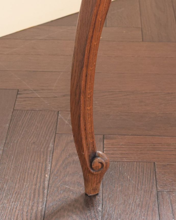 アンティークのデスク・書斎机　アンティーク家具　フランスのアンティーク家具、フレンチカブリオルレッグの猫脚が美しいデスク。女性1人でラクラク運べちゃう仕掛けHandleのアンティークは、脚の裏にフェルトキーパーをお付けしています。(j-2652-f)