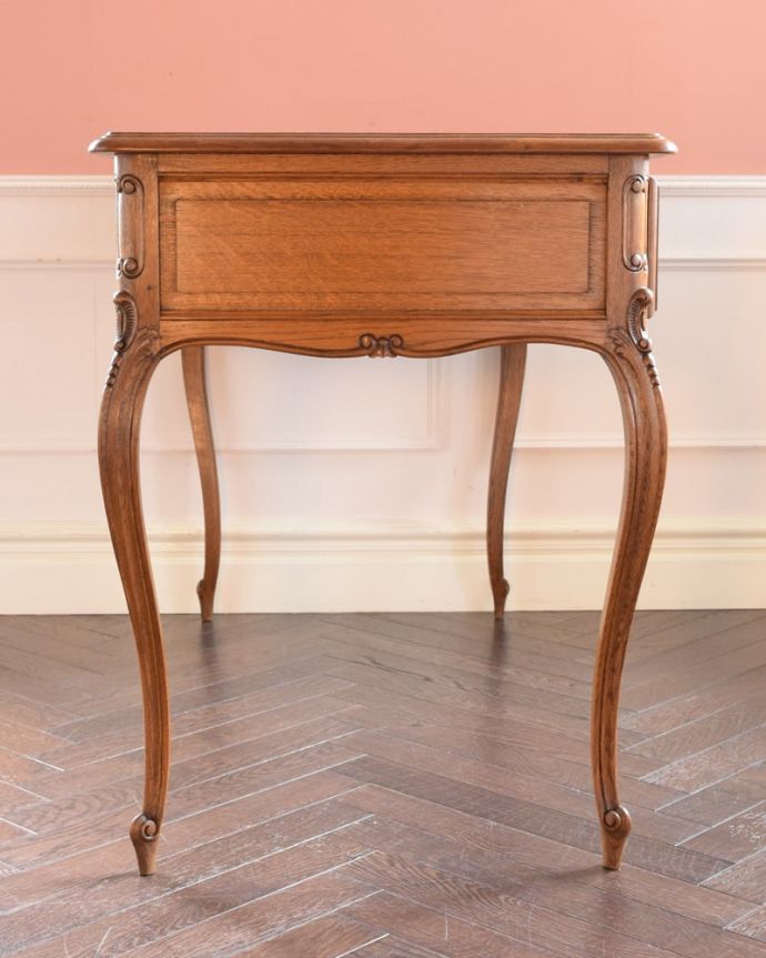 フランスのアンティーク家具、フレンチカブリオルレッグの猫脚が美しい