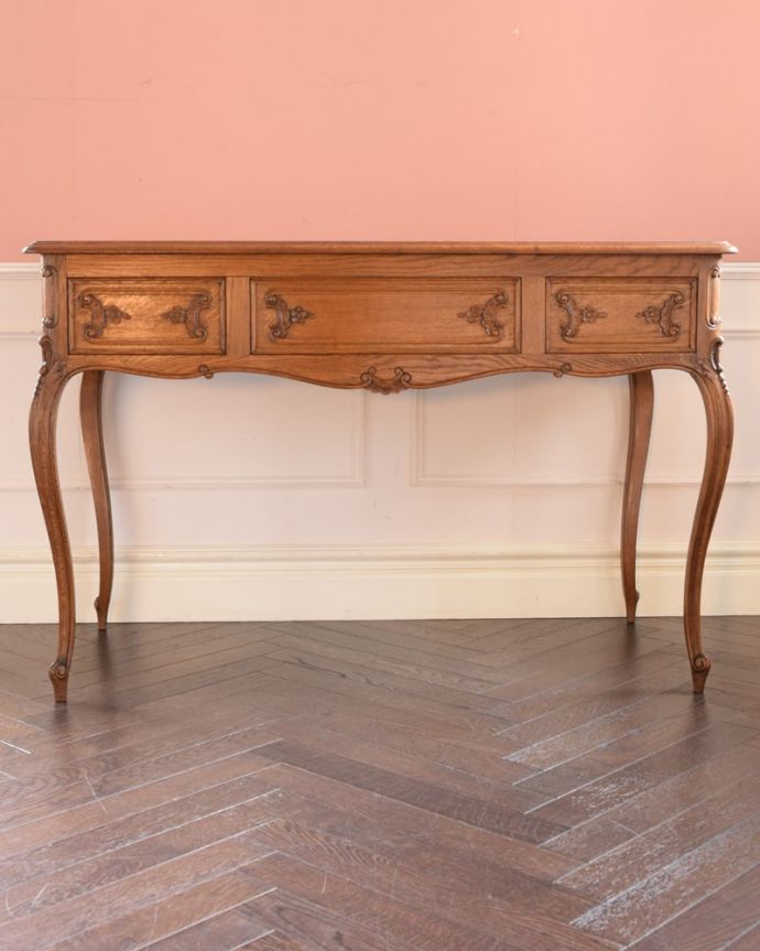 フランスのアンティーク家具、フレンチカブリオルレッグの猫脚が美しい