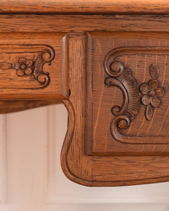 アンティークのデスク・書斎机　アンティーク家具　フランスのアンティーク家具、フレンチカブリオルレッグの猫脚が美しいデスク。フランスらしい彫りフランスらしさの象徴とも言える、優雅な彫りの装飾。(j-2652-f)