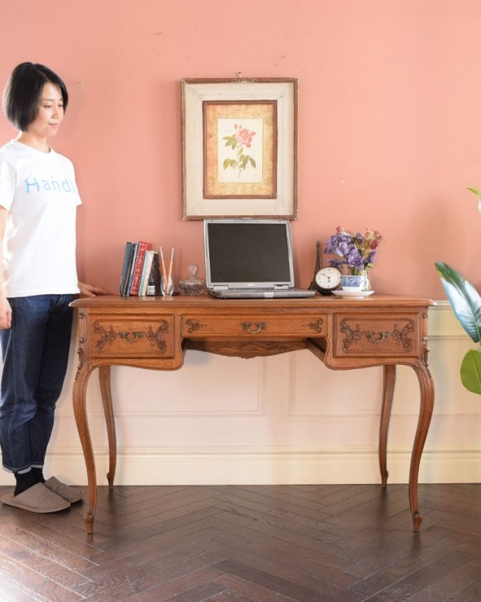 フランスのアンティーク家具、フレンチカブリオルレッグの猫脚が美しい