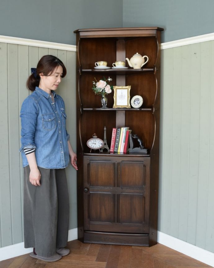 アーコールの家具　アンティーク家具　イギリスのアンティーク家具、ERCOL社のコーナーキャビネット。お部屋を角から格上げしてくれますインテリアの素敵な国から来た家具は使い方も美しい･･･お部屋の角から華やかな雰囲気を作ってくれます。(j-2653-f)