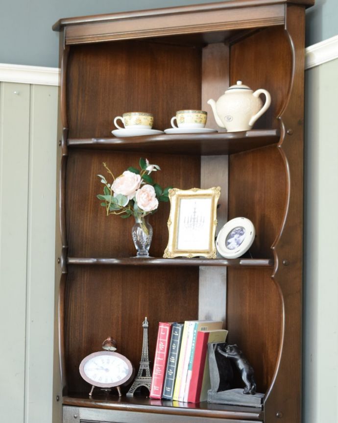 アーコールの家具　アンティーク家具　イギリスのアンティーク家具、ERCOL社のコーナーキャビネット。お部屋の角にピタッと収まる飾り棚お部屋の角にピッタリ収まっちゃうから、どこでも使える便利なコーナーキャビネット。(j-2653-f)