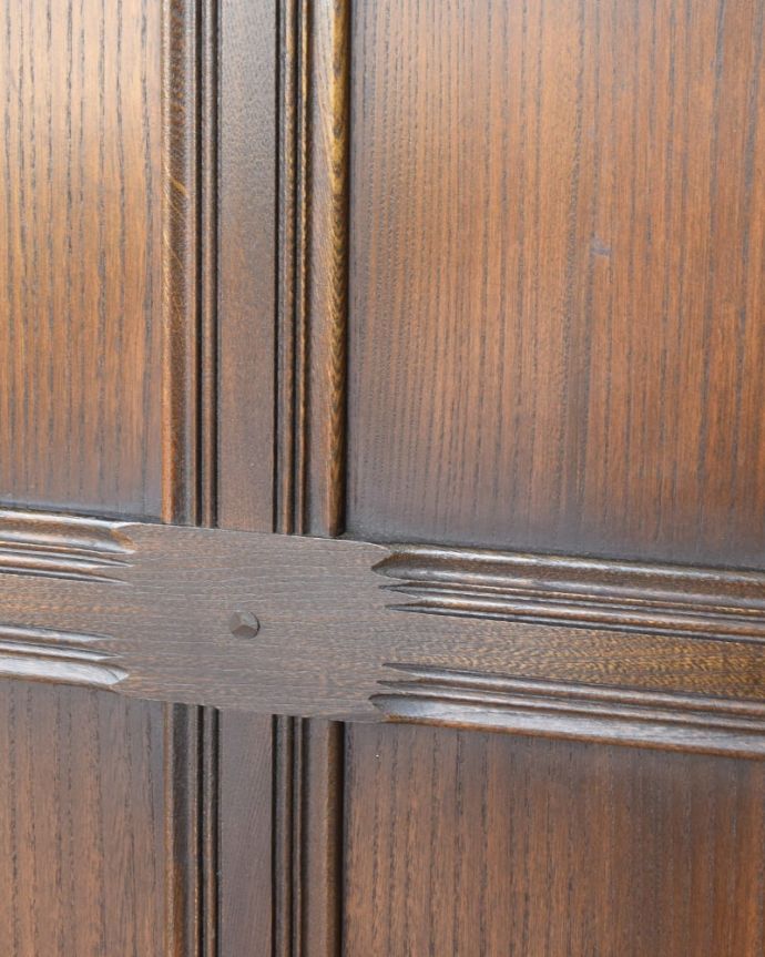 アーコールの家具　アンティーク家具　イギリスのアンティーク家具、ERCOL社のコーナーキャビネット。いろんな場所にこだわり彫のデザインもいろいろです。(j-2653-f)