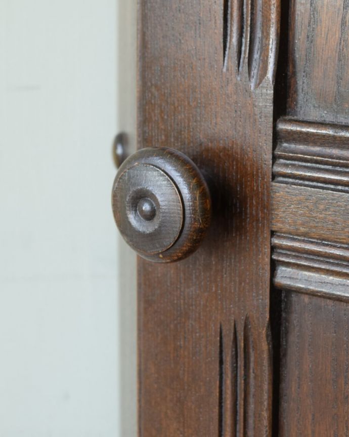 アーコールの家具　アンティーク家具　イギリスのアンティーク家具、ERCOL社のコーナーキャビネット。こんな場所もクールでカッコいい！アーコールらしい丸みを帯びた取っ手もオシャレです。(j-2653-f)