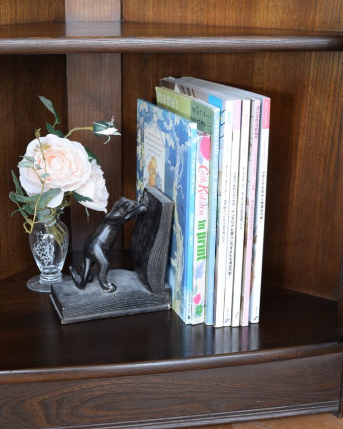 アーコールの家具　アンティーク家具　イギリスのアンティーク家具、ERCOL社のコーナーキャビネット。A4サイズも収納出来ちゃう優れものA4サイズの雑誌までしっかり収納出来ちゃう大きさ。(j-2653-f)