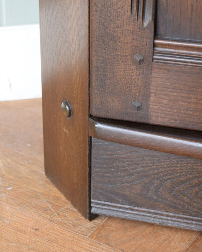 アーコールの家具　アンティーク家具　イギリスのアンティーク家具、ERCOL社のコーナーキャビネット。女性1人でラクラク運べちゃう仕掛けHandleのアンティークは、脚の裏にフェルトキーパーをお付けしています。(j-2653-f)