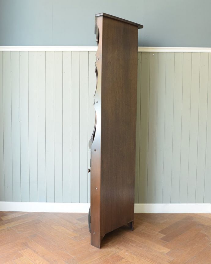 アーコールの家具　アンティーク家具　イギリスのアンティーク家具、ERCOL社のコーナーキャビネット。角にピタッと収まる形横から見るとこんな感じ。(j-2653-f)